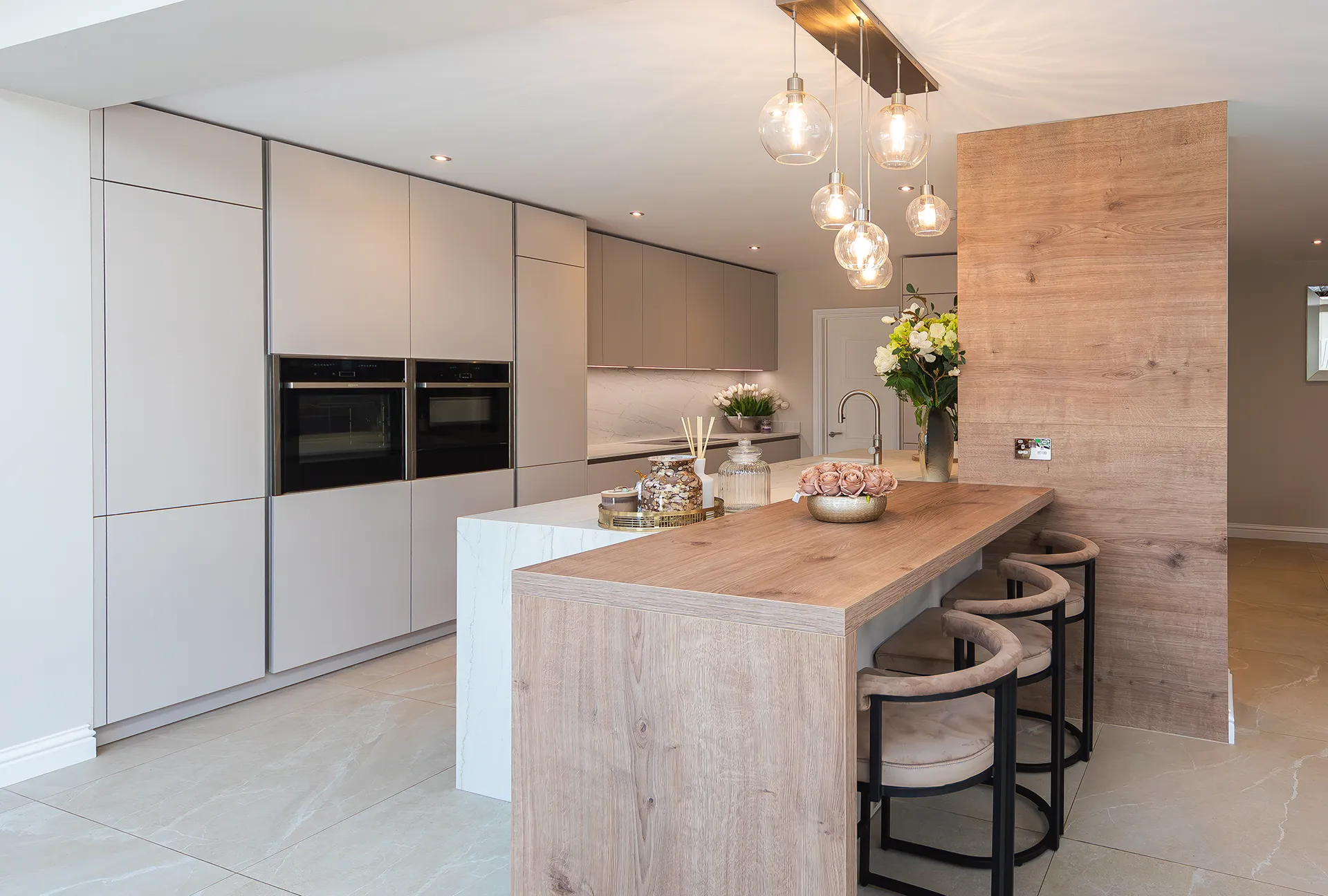 Kitchen Island or Kitchen Table? How to Decide What’s Right for Your Space